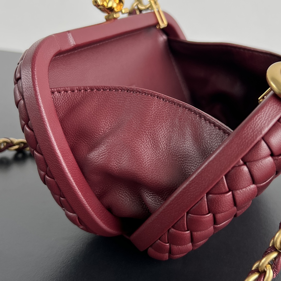 Knot Padded Intreccio Leather Clutch With Chain Bordeaux